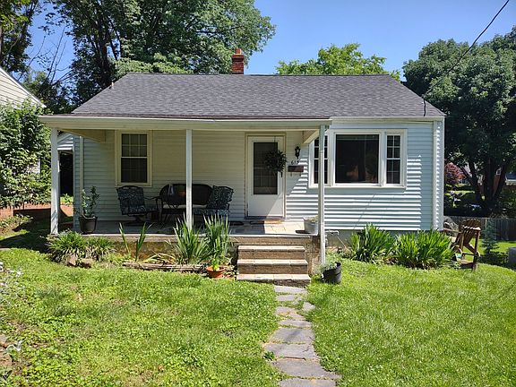 2nd image of 615 Park Ln E