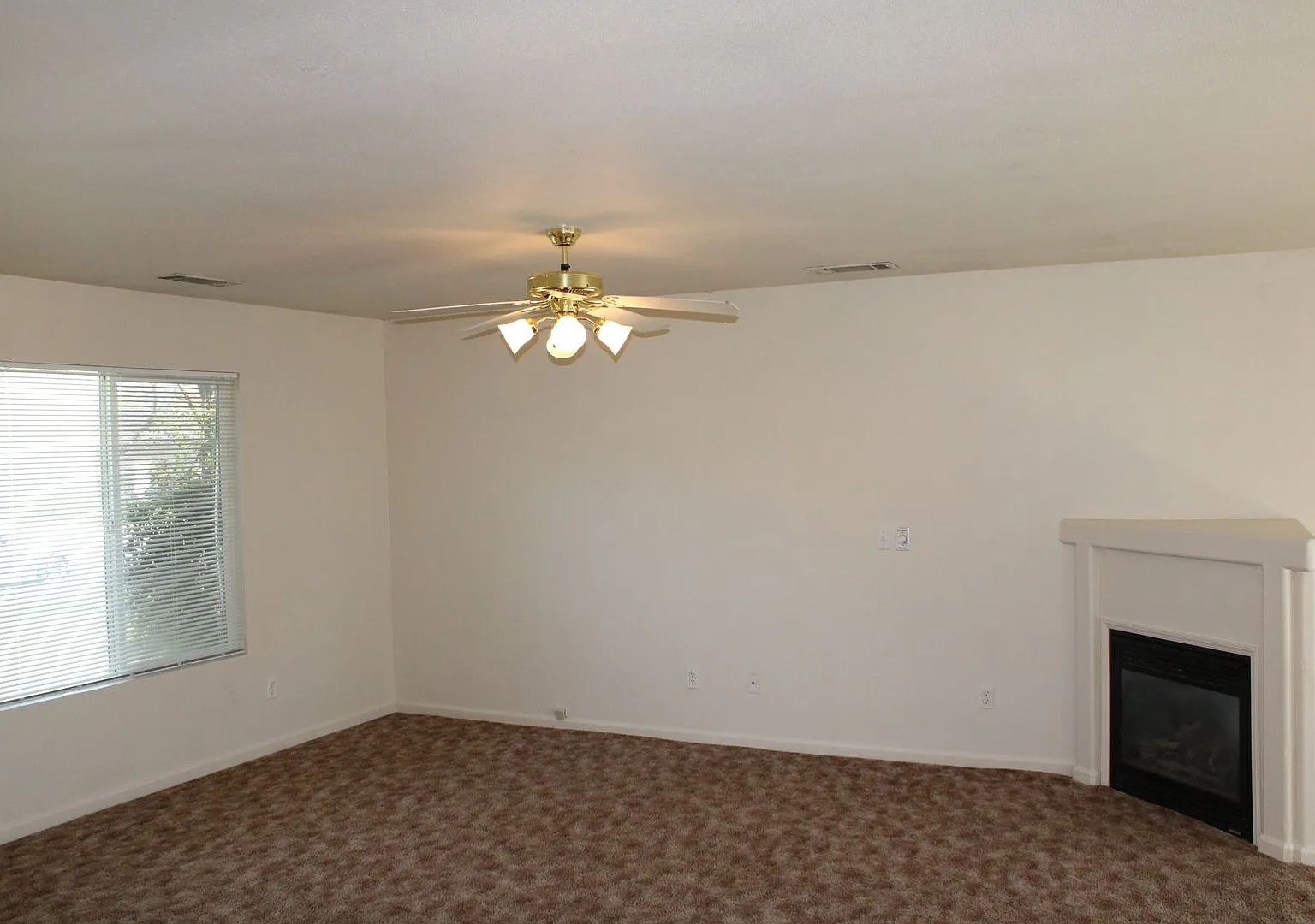 3 Bed 2 Bath House Located In The Ravenwood Subdivision In Anderson — Photo 2