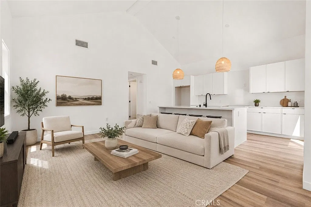 2 bed, 2.0 bath, 872 sqft, $4,900 — Photo 2