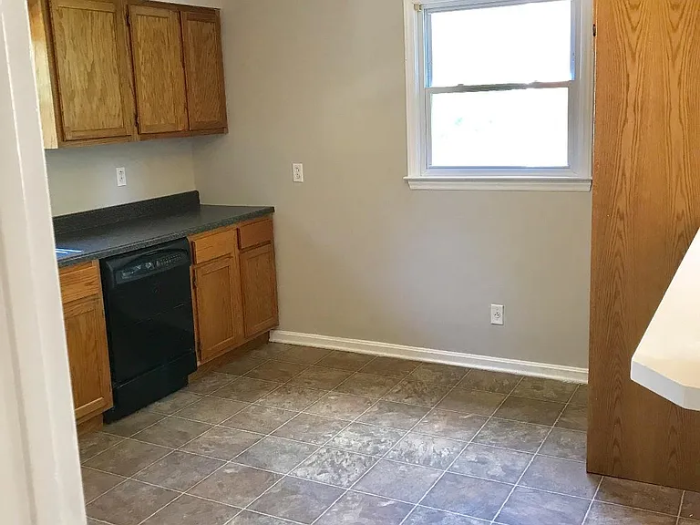 220 Highwood Dr — Photo 6