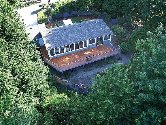 3rd image of 715 E Tacoma St