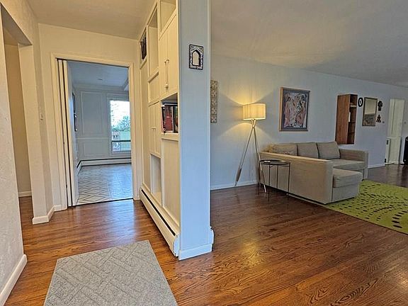 4th image of 303 Resty Ct