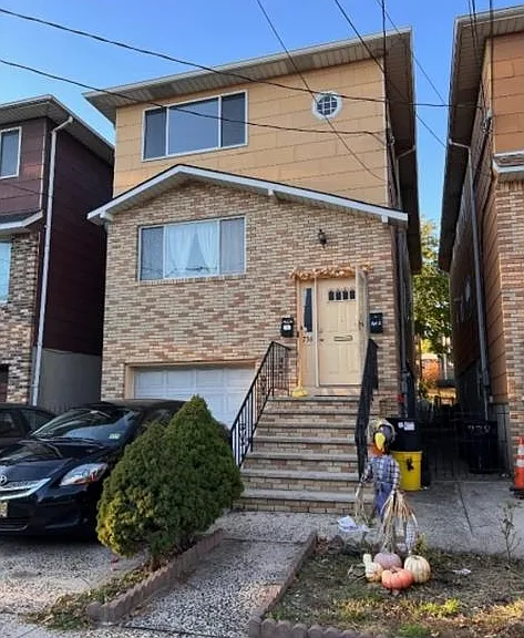 736 William St — Photo 1