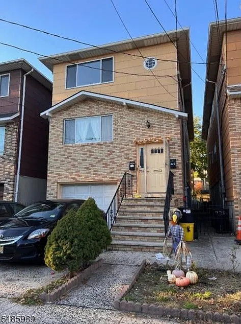 736 William St
