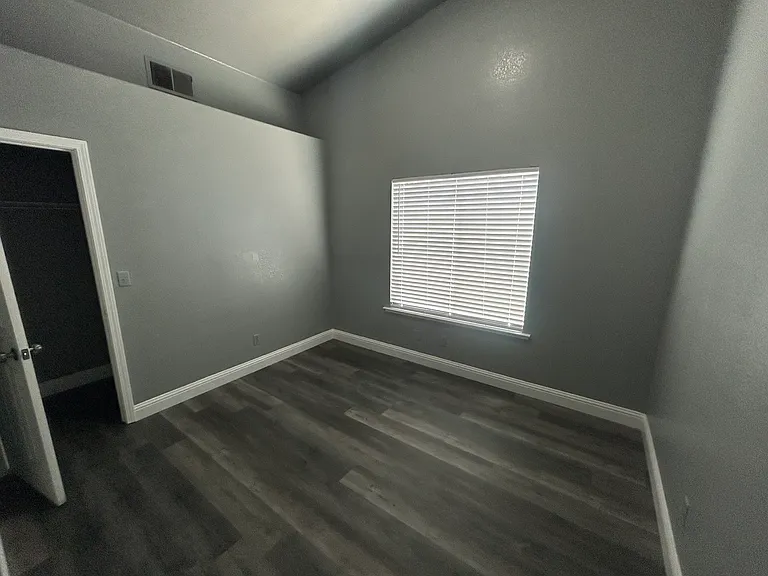 2418 E Portland Ave — Photo 8