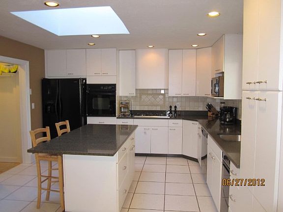 5th image of 9 1/2 Dolphin Ln W