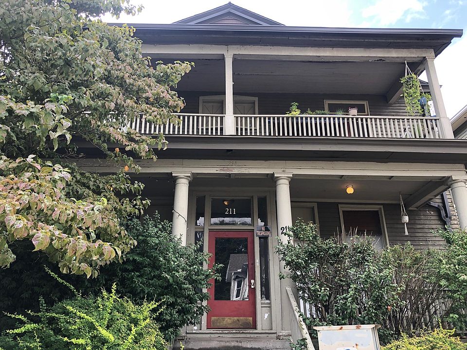 1st image of 211 Oak St