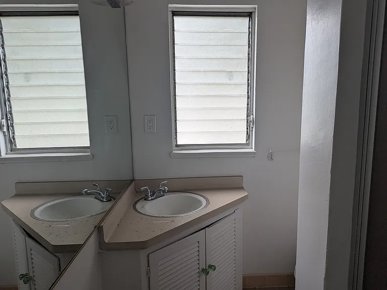 1323 N Olive Dr — Photo 43
