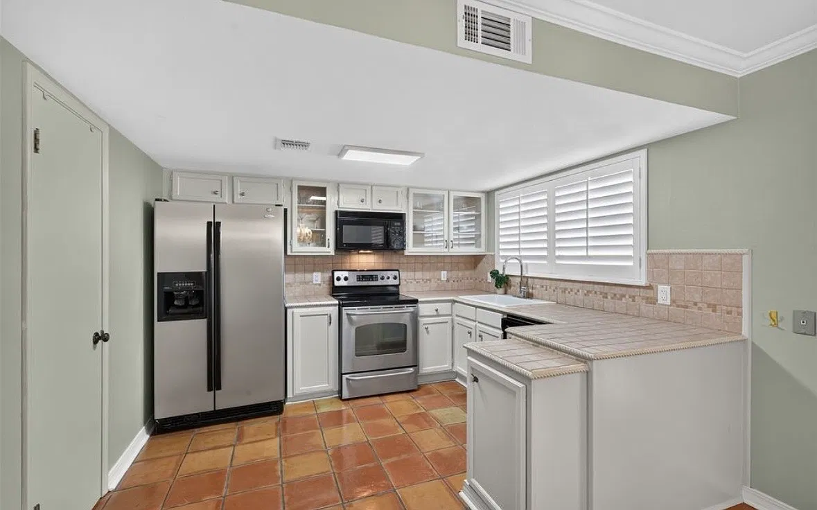 3 bed, 2.5 bath, 1699 sqft, $1,900 — Photo 3