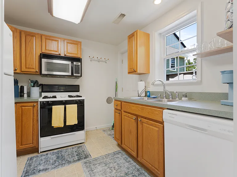 1115 Winchester St #D — Photo 18