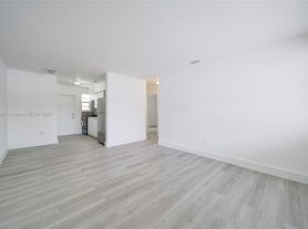 6735 NW 2nd Ct, Miami, FL