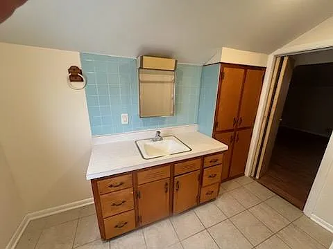 Bathroom vanity & sink