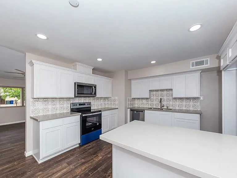 2677 S Beverly Ln — Photo 2