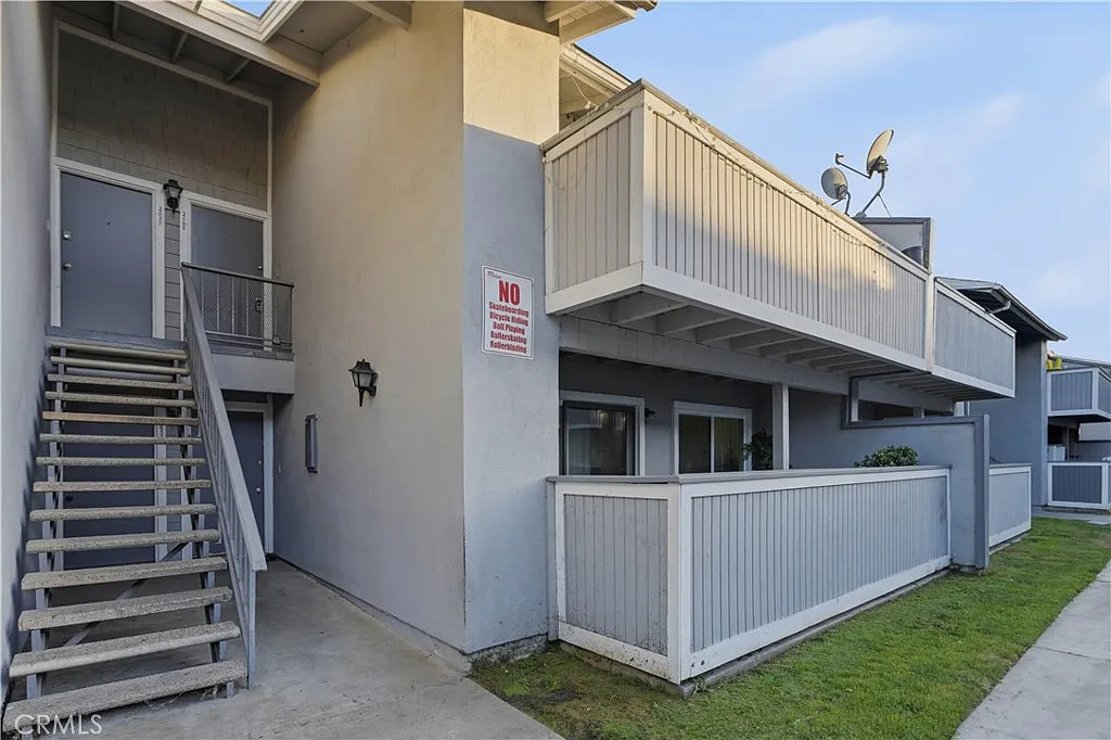 2 bed, 856 sqft, $2,400 — Photo 2