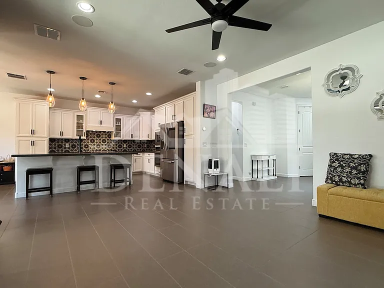 1729 W Myrna Ln — Photo 4