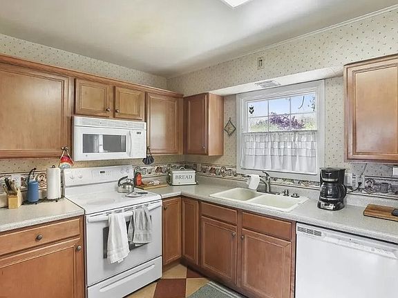 4th image of 575 N Locust St