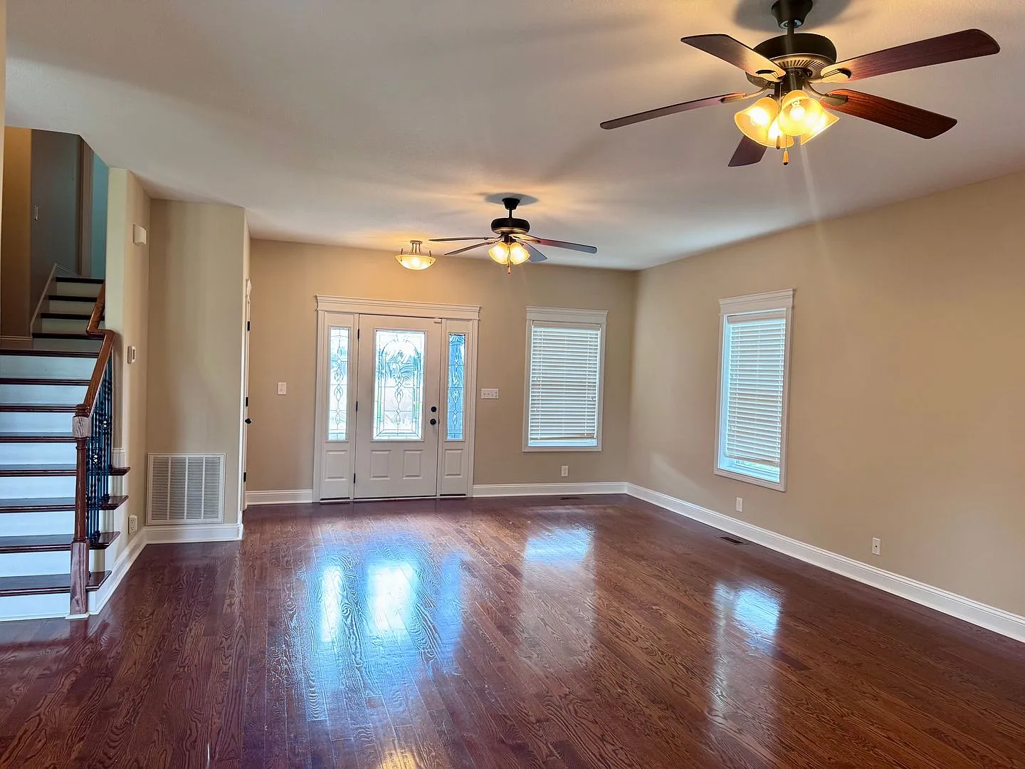 Beautiful Home Located in Farmington Subdivision. 3 Bedrooms, 3.5 baths, Bonus with Wet Bar! — Photo 4