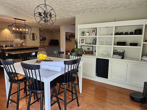 4th image of 628 Oakwood Pl