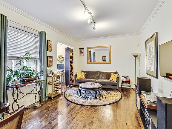 3rd image of 960 W Cuyler Ave APT 1N