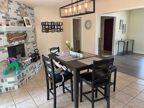 Dining room / fireplace 