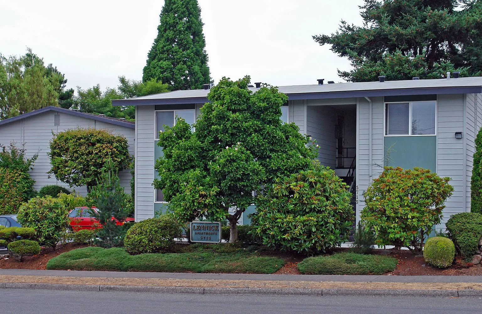 Lennick Court Apartments — Photo 2