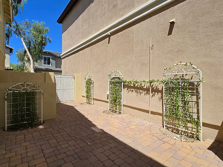 2942 N Evergreen St — Photo 27