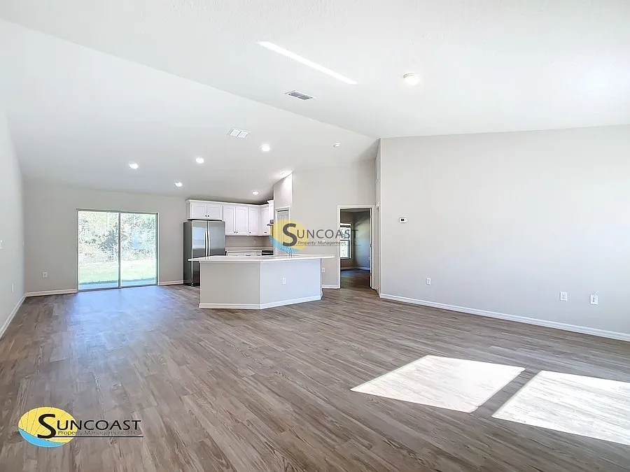 Luxurious 3BR Home | Garage | Pet Friendly — Photo 2