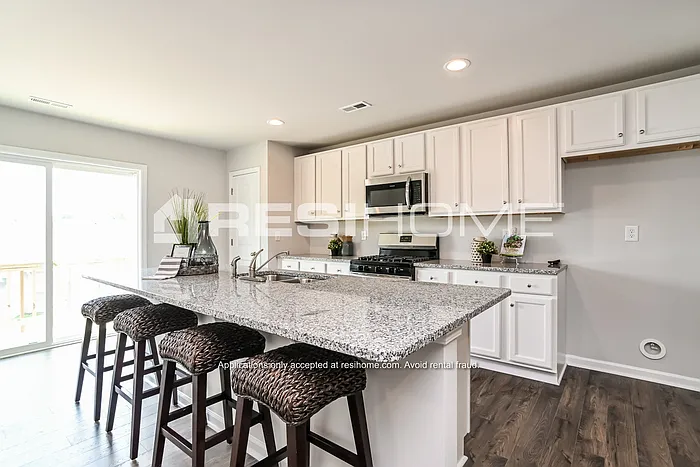 3 bed, 2.5 bath, 1731 sqft, $2,045 — Photo 2