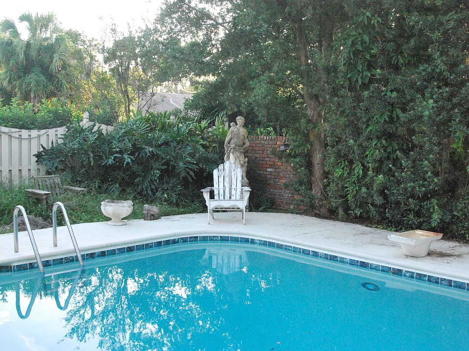9' deep resurfaced pool