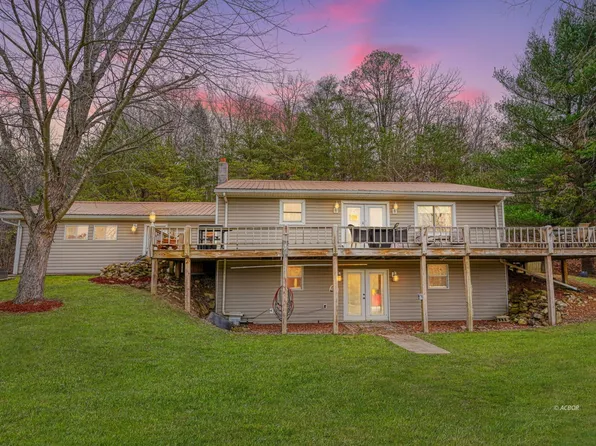 448 Jackson Furnace Rd, Oak Hill, OH 45656