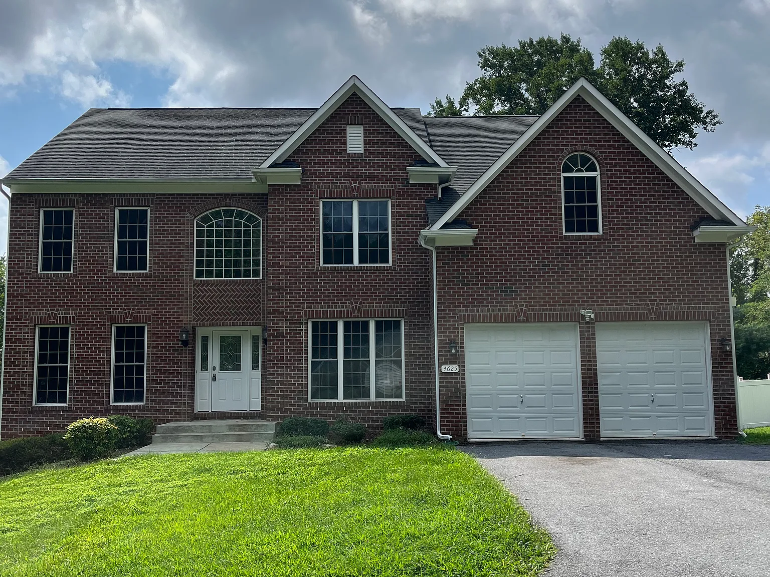 6 bed, 4.5 bath, 5290 sqft, $950 — Photo 1