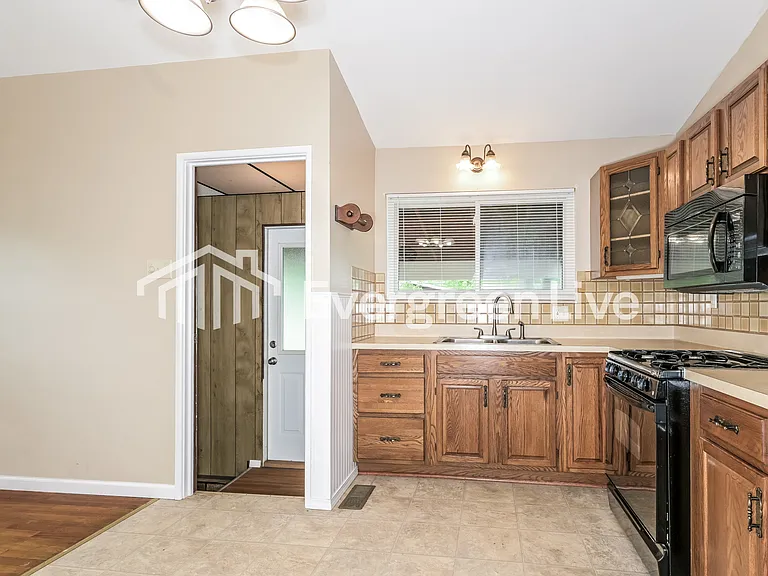 285 Versailles Dr — Photo 11