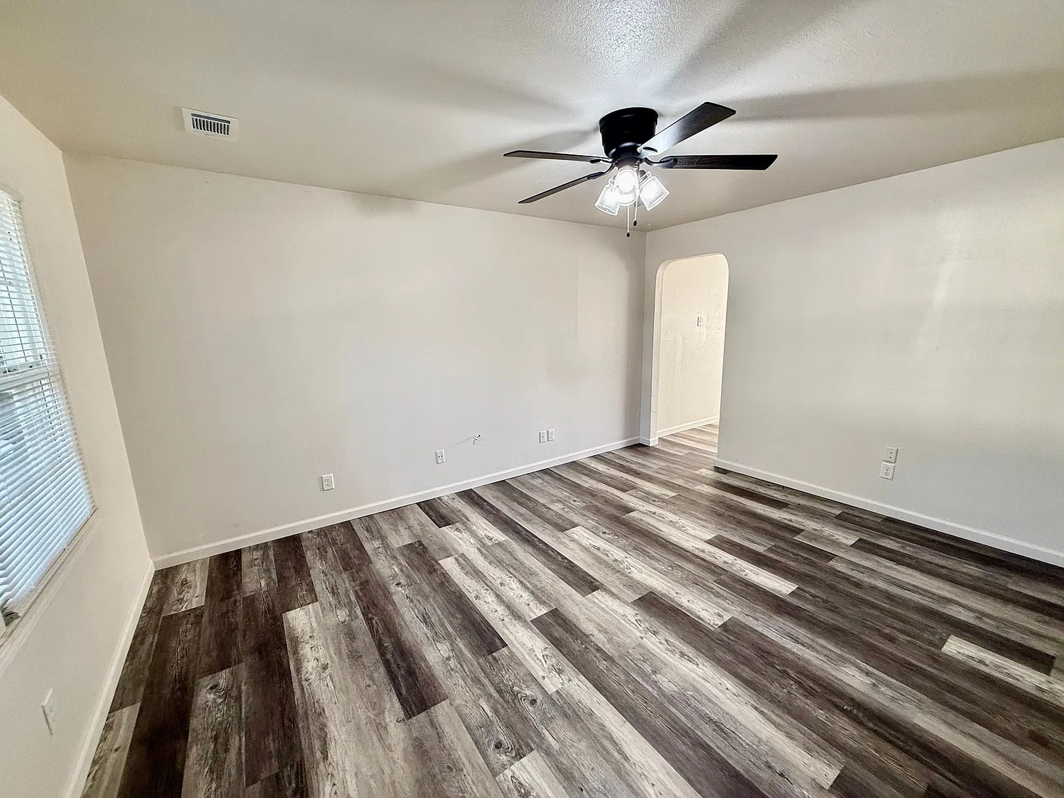 3 bed, 1.0 bath, 1008 sqft, $1,200 — Photo 4