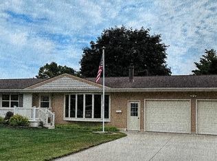 1402 E 3rd St, Vinton, IA 52349