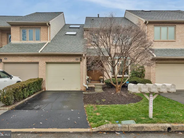 60 Militia Hill Dr, Wayne, PA 19087