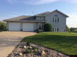 133 Charlotte Dr, Lake Crystal, MN 56055