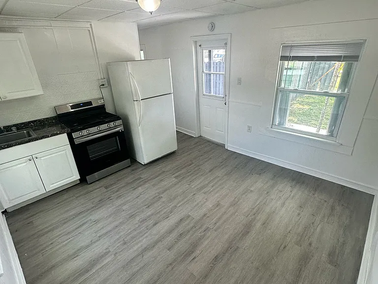 25 SW 10th St #8 — Photo 9