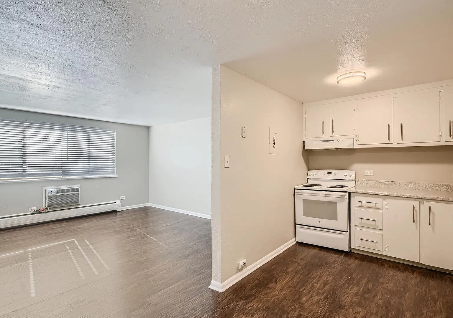 1400 W Mississippi Ave #304- 1 Month Free - Spacious 1 Bed With On Site Laundry — Photo 1