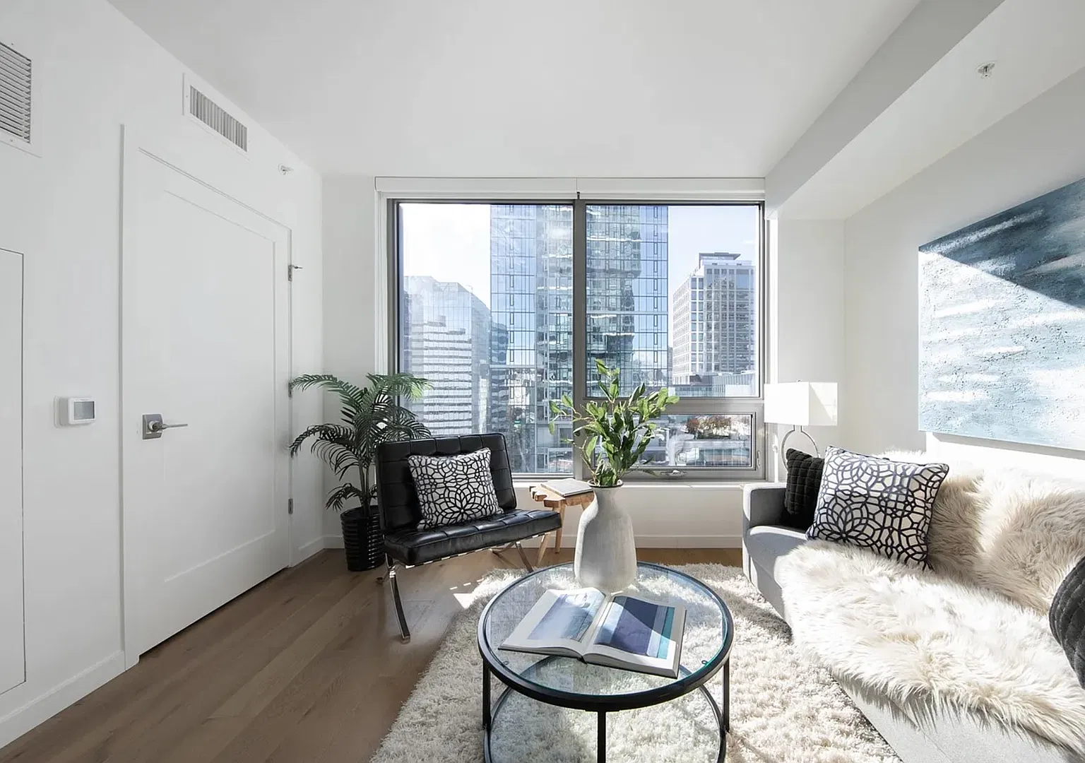 Sophisticated Studio in the Heart of Downtown Seattle — Photo 3