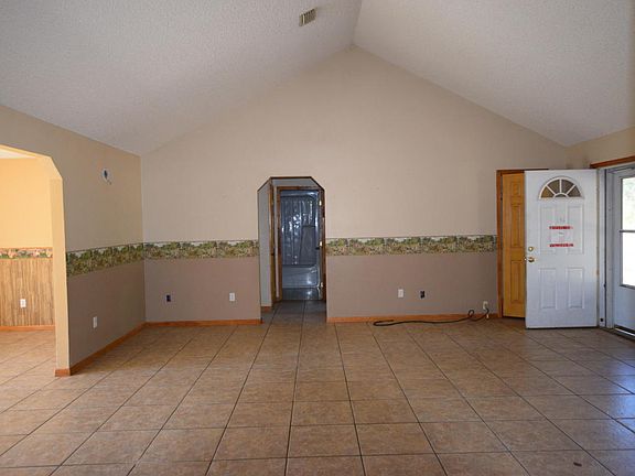 4th image of 136 Moosehead St E