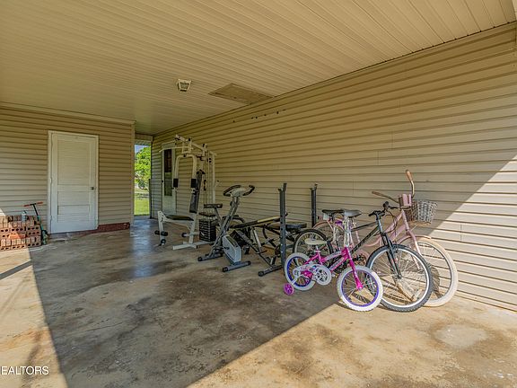 4th image of 415 Coffee Ln