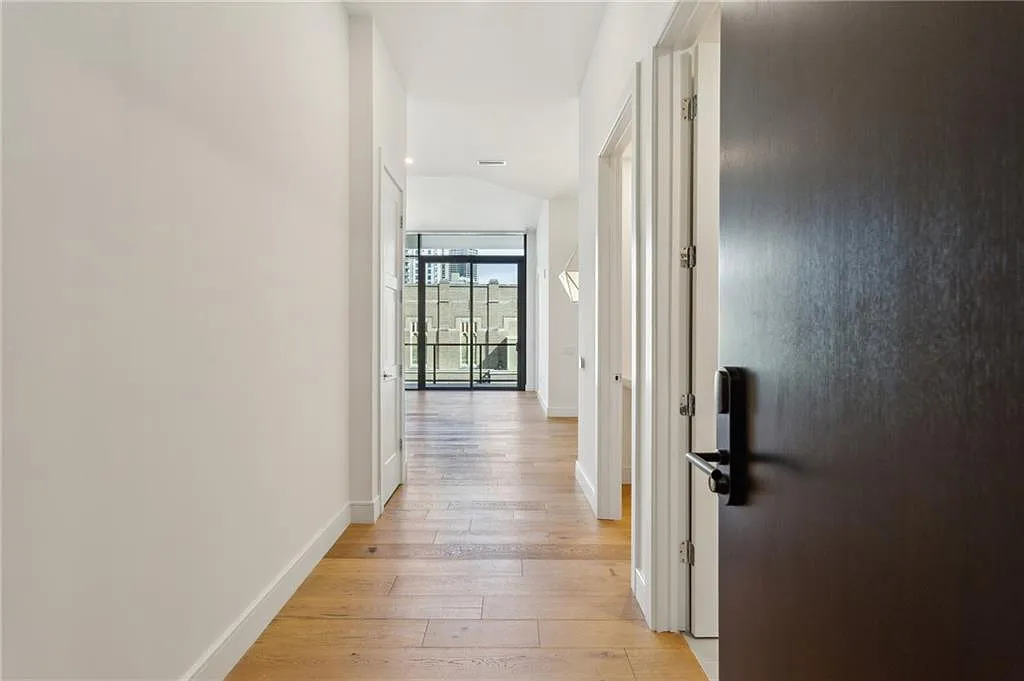 2 bed, 2.5 bath, 1470 sqft, $8,100 — Photo 2