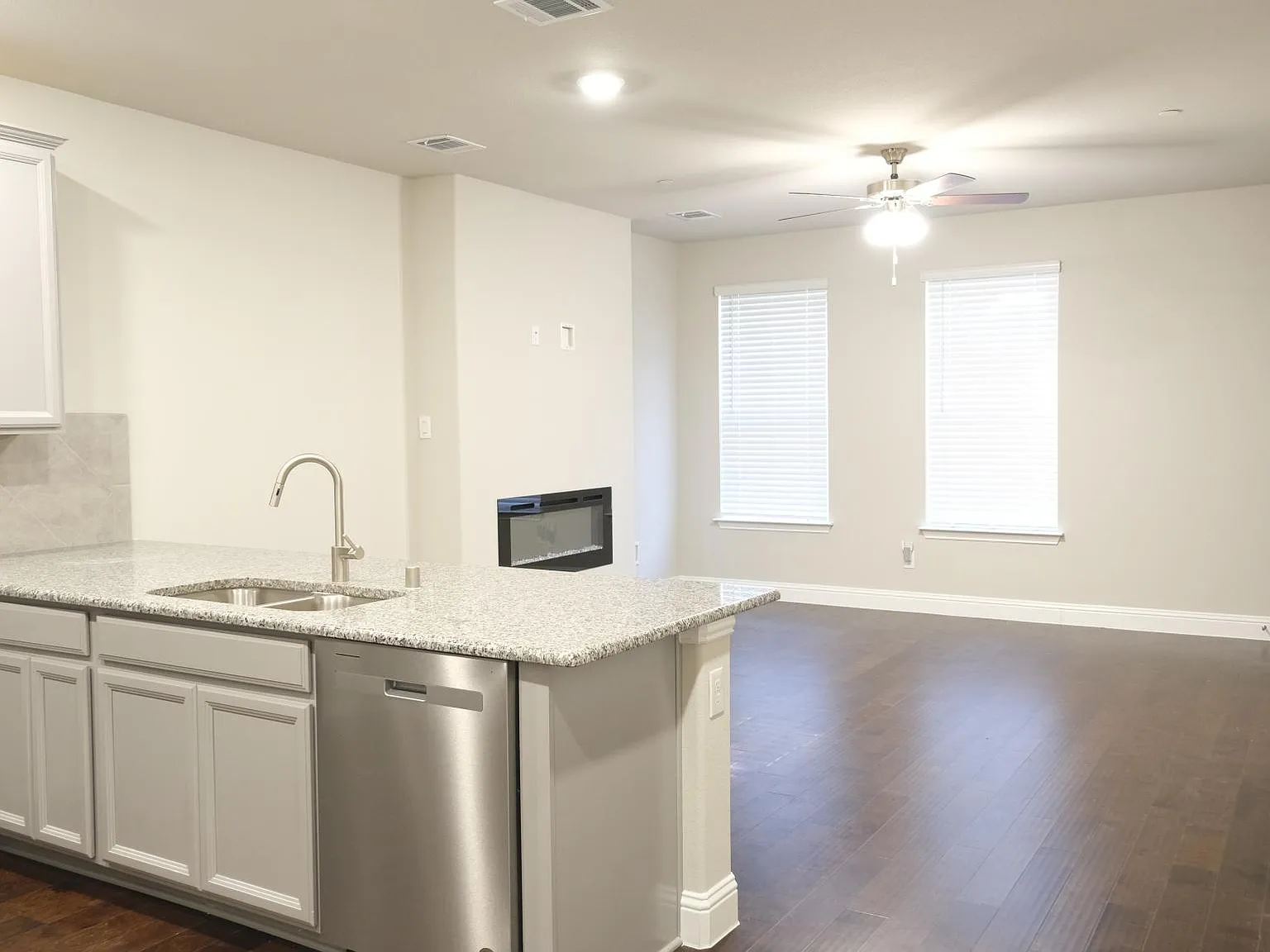 332 Blackthorne Dr — Photo 3