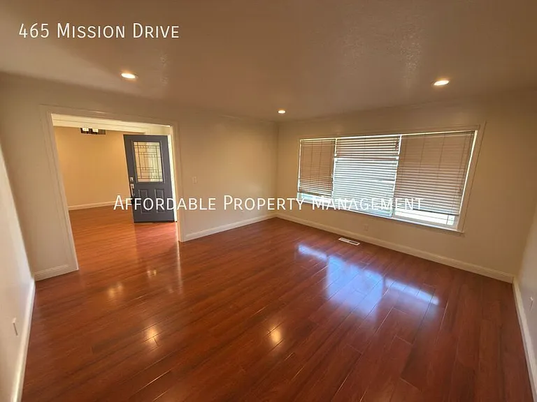 465 Mission Dr — Photo 3