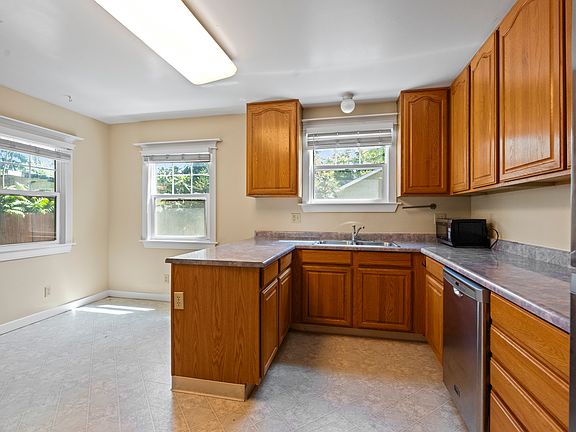 5th image of 481 Bestor St