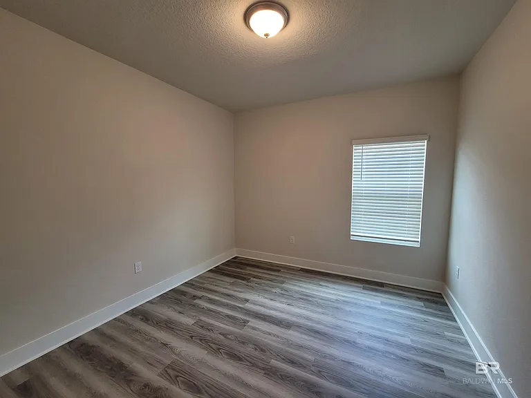 1045 Hayward Loop — Photo 8