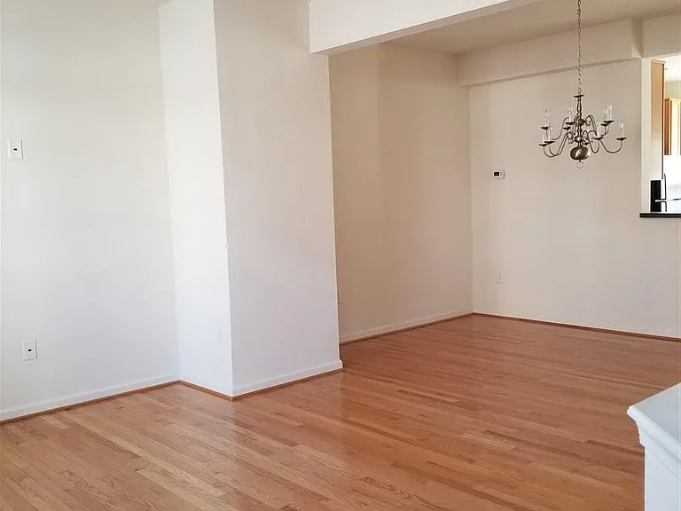 2442 Abington Dr — Photo 2