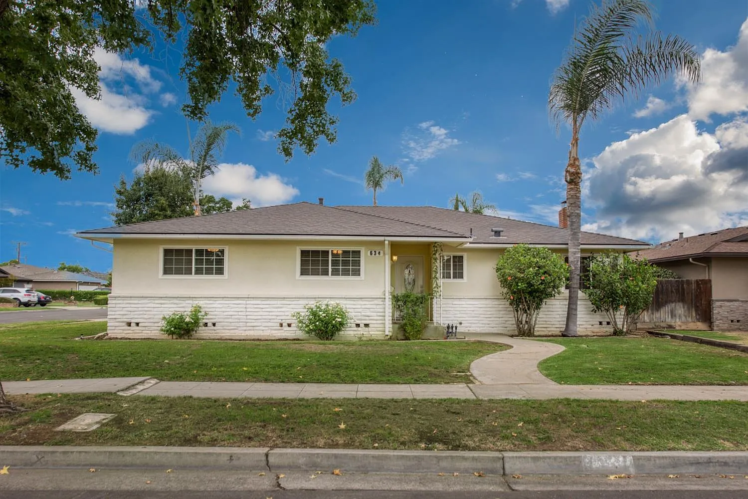 634 E Escalon Ave photo 1