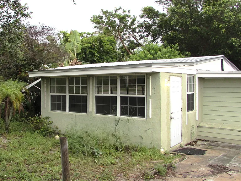 1775 NE Dixie Hwy — Photo 2