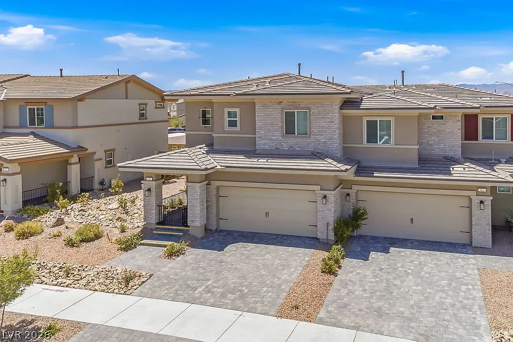 3 bed, 2.5 bath, 1705 sqft, $2,450 — Photo 3